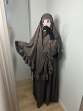 Charger l&#39;image dans la galerie, Ensemble abaya + khimar avec volants - Taupe