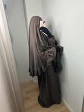 Charger l&#39;image dans la galerie, Ensemble abaya + khimar avec volants - Taupe