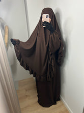 Charger l&#39;image dans la galerie, Ensemble abaya + khimar avec volants - Marron