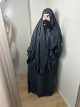 Charger l&#39;image dans la galerie, Ensemble abaya + khimar avec volants - Gris anthracite